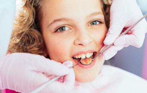 孩子矯正牙齒的最佳時(shí)機(jī)-義齒廠家