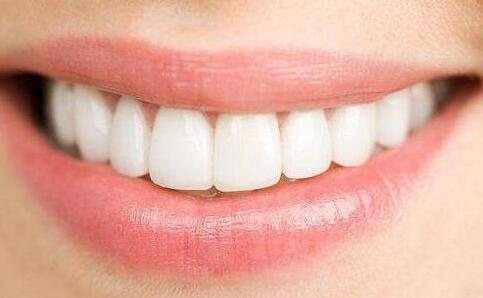 牙齒不齊會(huì)帶來哪些危害-成都義齒廠家